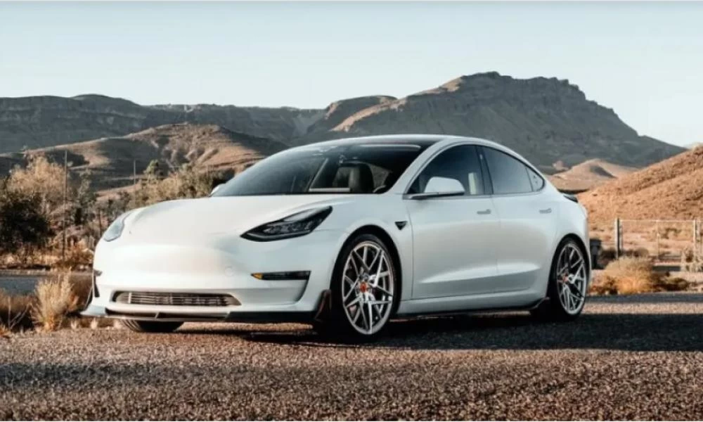 ΗΠΑ: Γυναίκα γέννησε σε Tesla με... οδηγό τον αυτόματο πιλότο